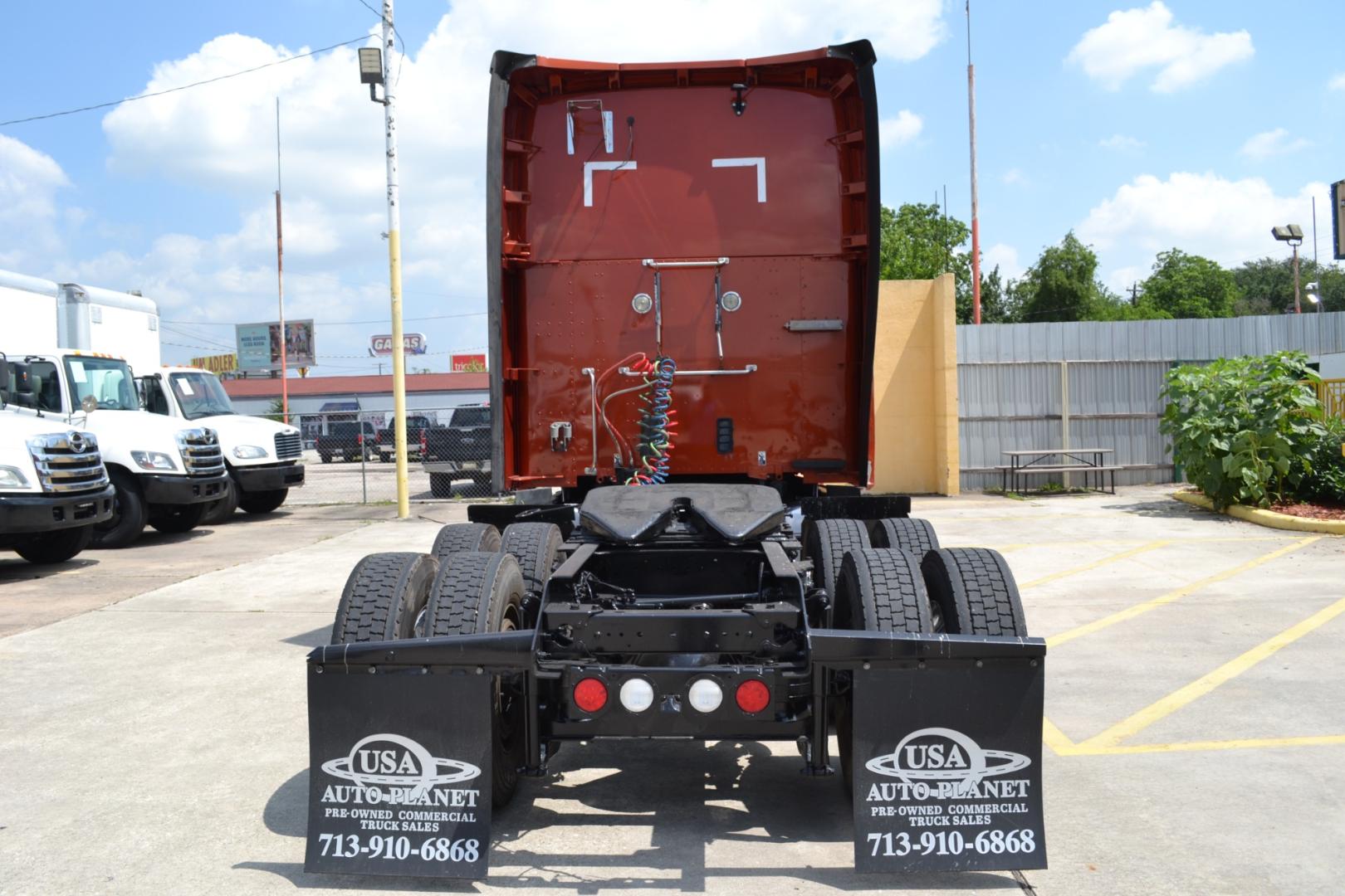 2020 ORANGE /BLACK KENWORTH T680 with an PACCAR MX13 12.9L 455HP engine, PACCAR PO-16F112C 12SPD AUTOMATED transmission, located at 9172 North Fwy, Houston, TX, 77037, (713) 910-6868, 29.887470, -95.411903 - Photo#5